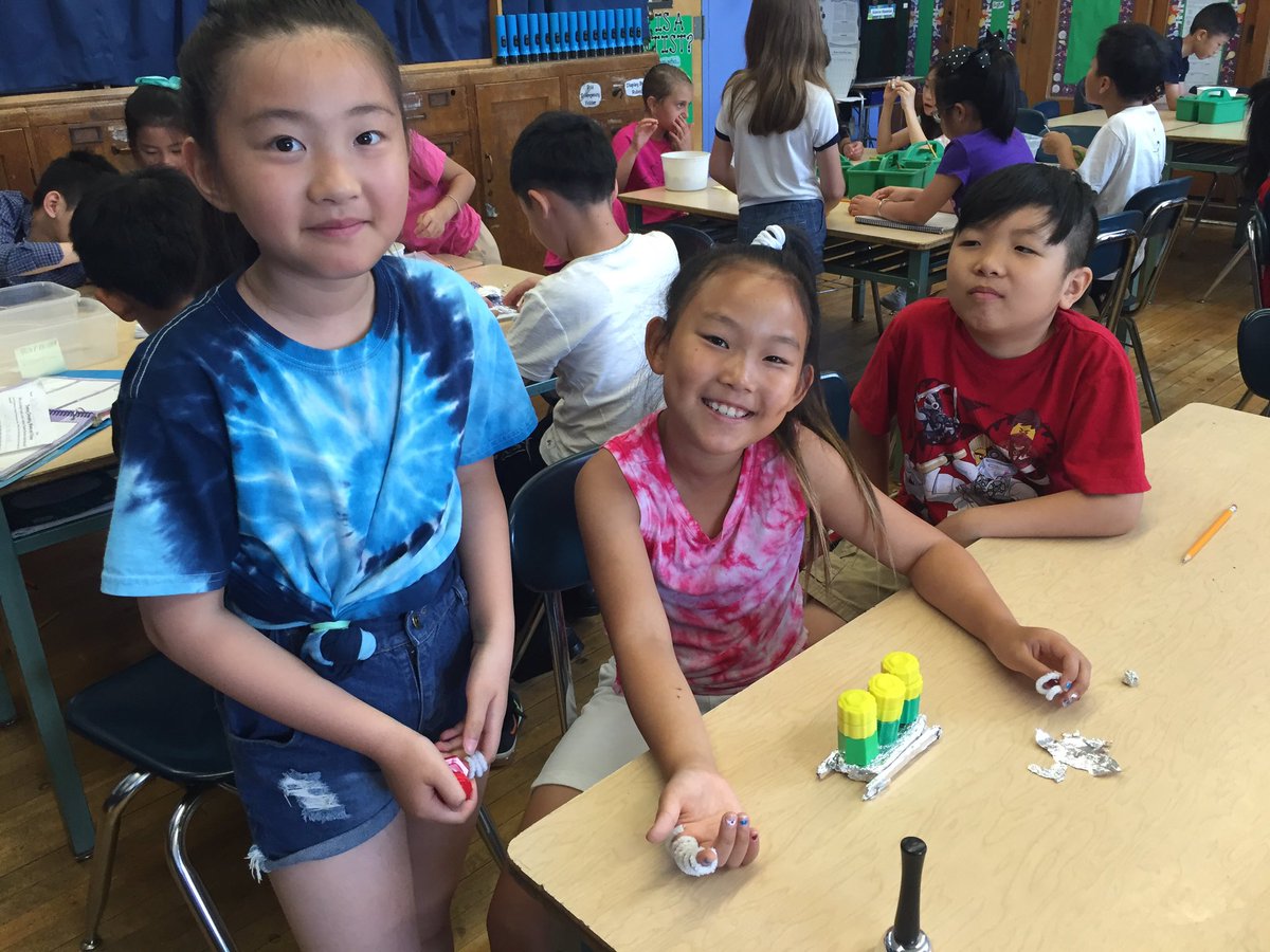 MrsSimmons159's tweet photo. End of the year STEM projects with 3-307! @PS159_Q #159scientists #futureengineers https://t.co/5McBydtOep