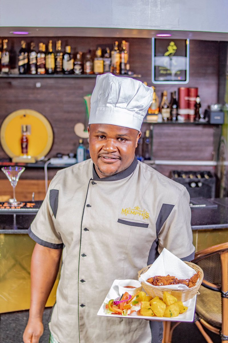 PDWikendi's tweet photo. Roast potatoes and chicken in under 25 minutes? @Yaa_Grace popped into @memphisbarest to learn how to make their signature chicken in a basket served with roast potatoes from head chef Steve Ouma. Details and recipe in your #PDWikendi tomorrow. Link in bio #recipes
📷: @paulace7 https://t.co/s5ZLJnE6Cl