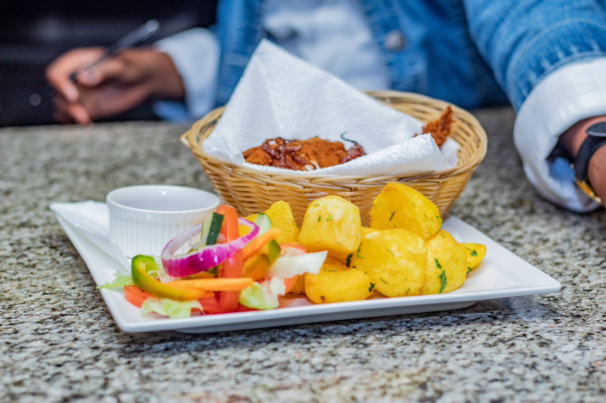 PDWikendi's tweet photo. Roast potatoes and chicken in under 25 minutes? @Yaa_Grace popped into @memphisbarest to learn how to make their signature chicken in a basket served with roast potatoes from head chef Steve Ouma. Details and recipe in your #PDWikendi tomorrow. Link in bio #recipes
📷: @paulace7 https://t.co/s5ZLJnE6Cl