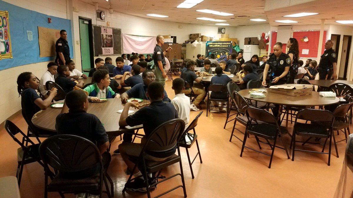 AtlanticCityPD's tweet photo. This week, 6th graders from the Dr. MLK Complex completed a life skills program taught by Atlantic Prevention Resources. The 12 week program culminated with #PizzawithPolice as our officers joined the students for a well deserved treat.  Congrats to all of the students @NJPBA24 https://t.co/D6jJt9c6lv