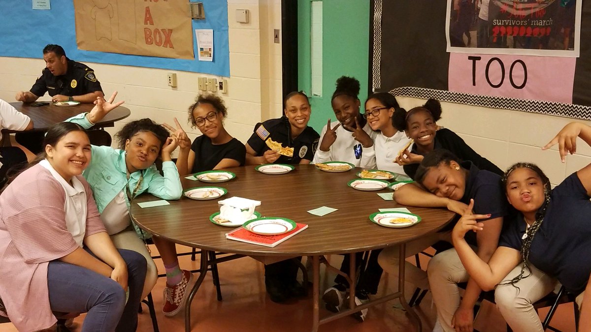 AtlanticCityPD's tweet photo. This week, 6th graders from the Dr. MLK Complex completed a life skills program taught by Atlantic Prevention Resources. The 12 week program culminated with #PizzawithPolice as our officers joined the students for a well deserved treat.  Congrats to all of the students @NJPBA24 https://t.co/D6jJt9c6lv