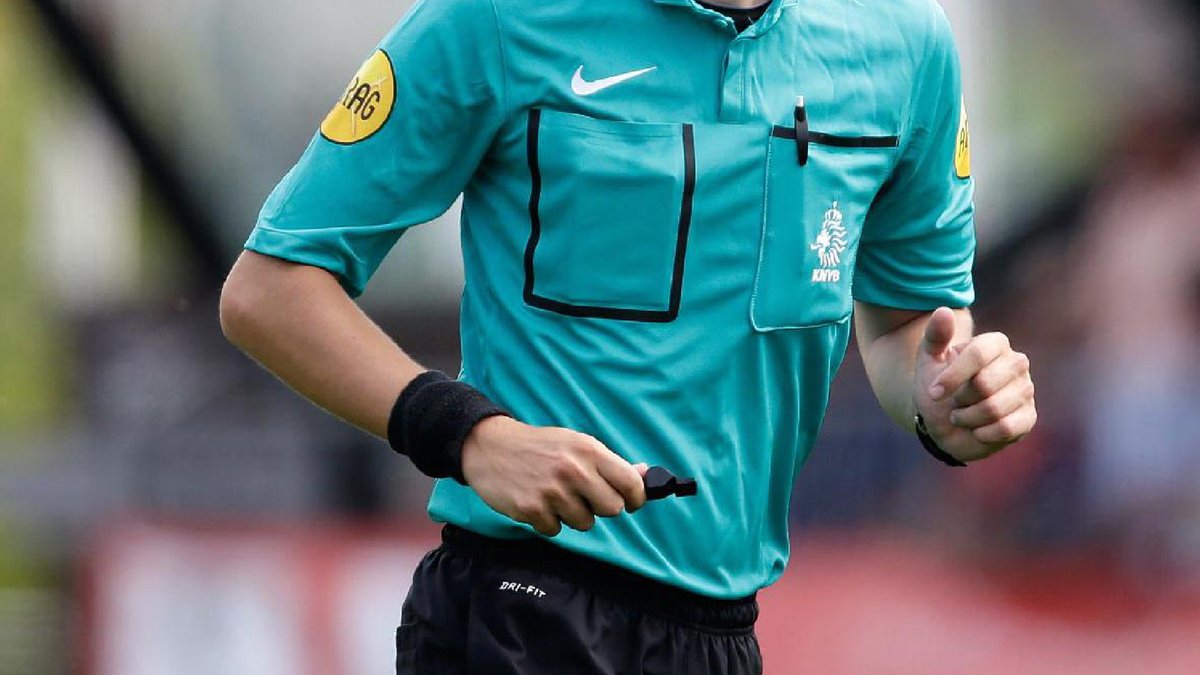 #ROOJUL | Nog een uur tot de aftrap van <a href="/roodwit58/">s.v. Rood-Wit '58</a> - <a href="/JulianaMalden/">SV Juliana '31</a>. We gaan voorbeschouwen en beginnen met het arbitrale trio.

👤 Steen
🚩 Dijkman
🚩 Bos

#svjuliana31