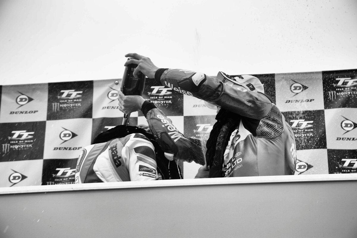 DAORacing's tweet image. Cameraderie....

(Well done @siliconeracing's #deanharrison @deanharrisonTT in winning the Senior at #TT2019 and @peterhickman60 and @ConrodIOM #roadracer #mcn @Kyle3white @RadioTTDan