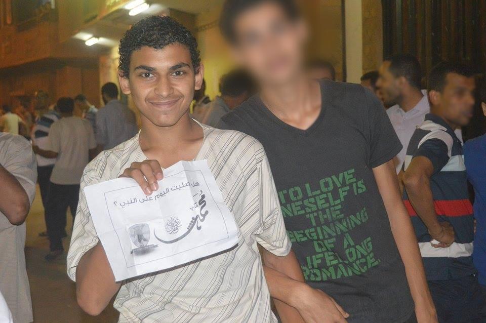 ReprieveArabic's tweet photo. أحمد كان عنده سبعتاشر سنة لما اتاخد من بيتهم واتعذب لحد ما أعترف إنه شارك في محاولة اغتيال مستحيل يكون شارك فيها لأنها حصلت بعد ما أتقبض عليه بتلات أسابيع #الحرية_لأحمد_صدومة #أوقفوا_الإعدام https://t.co/AFsgrkrf93