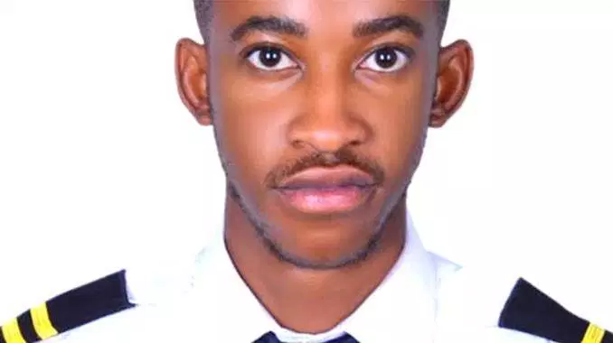 AllfactsAfrican's tweet photo. 19 year old Simbarashe Machigere became Zimbabwe's youngest commercial pilot on the 5th of May when he was awarded a commercial pilot licence by the East African Aviation School based in Addis Ababa, Ethiopia. Milestones!  #BAR #AllFactsAfrica https://t.co/C9TOJTZ6ZV