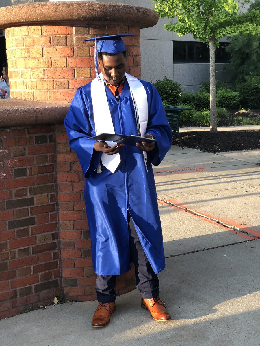 TyFoster47's tweet photo. The Marathon Continues🎓 TyFoster47 out✌🏽🤧 https://t.co/ffYi2LTtmD
