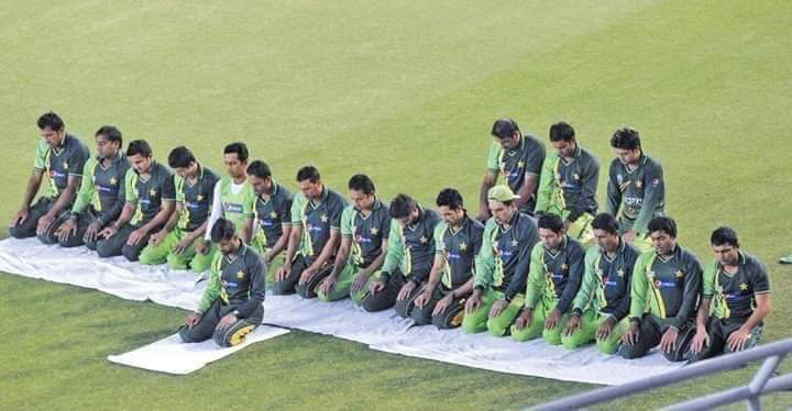 swachhpolitics's tweet photo. @ICC whats the problem with dhoni balidan gloves,if it is ok with Pakistani player's Pray Namaz  ground, what's the problem. https://t.co/m2oX2SnTDK