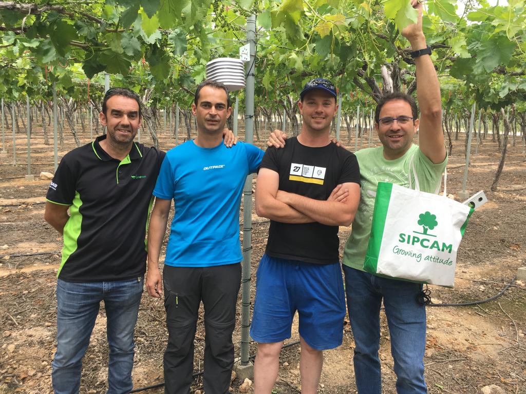 sipcam_iberia's tweet photo. El pasado #viernes 24 de mayo nos acercamos hasta #Totana, #Murcia para visitar a nuestro distribuidor #Agrotaw, empresa referente en la producción de #uva 🍇 de mesa en #España, y llevar a cabo la instalación y entrega de una de nuestras estaciones meteorológicas de #Cesens. https://t.co/5mBjI2sUv5