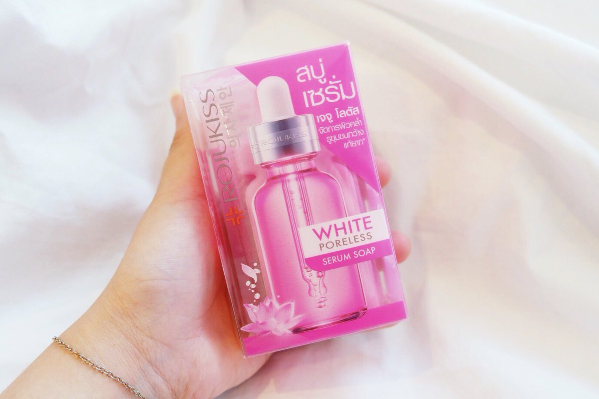 raymikky's tweet photo. แกรร Rojukiss ออกสบู่มาใหม่ 59 บาทที่เซเว่น เป็น #สบู่เซรั่ม มีสูตรสีเขียวกับชมพู นี่สอยสูตรนี้มาละแบบมันขาวขึ้นจริงง เราใช้ทั้งหน้าและตัวเลย ฟองเยอ���ดีมาก ล้างสะอาดไม่แห้งตึง หน้าขาวขึ้น สีเขียวช่วยเรื่องสิว-รอยดำ เดี๋ยวไปสอยมาลองอีกก #rojukissserumsoap #รีวิวเซเว่น #สบู่รักษาสิว https://t.co/VOOhMdReal