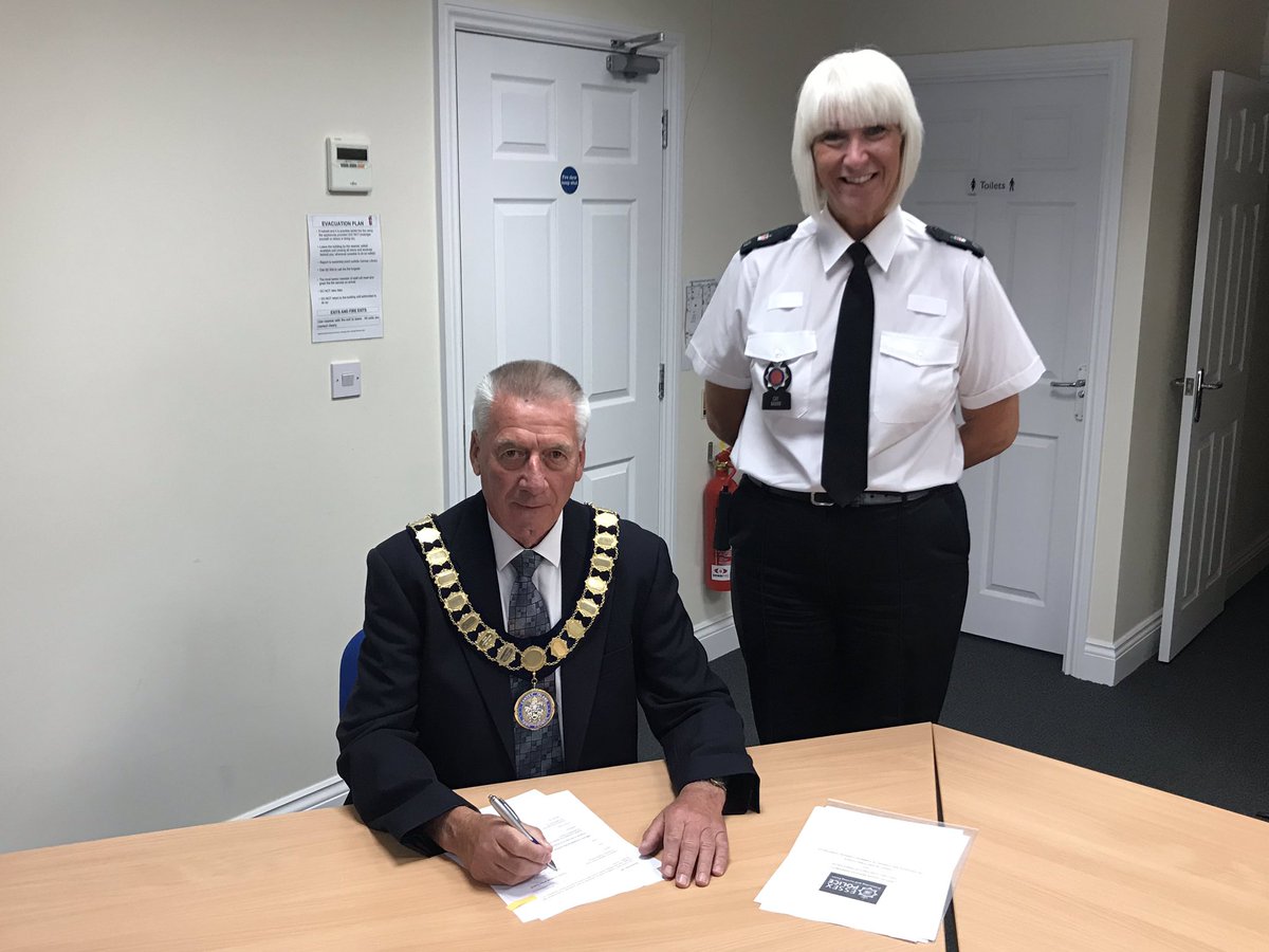 EssexPoliceUK's tweet photo. We’ve launched our #Community Specials scheme with Canvey Island Town Council. Under the new scheme, the council will fund the expenses of @EssexSpecials who will be designated to #CanveyIsland.

Find out more: https://t.co/YqubHDZ08b https://t.co/HfiiRsyhmu