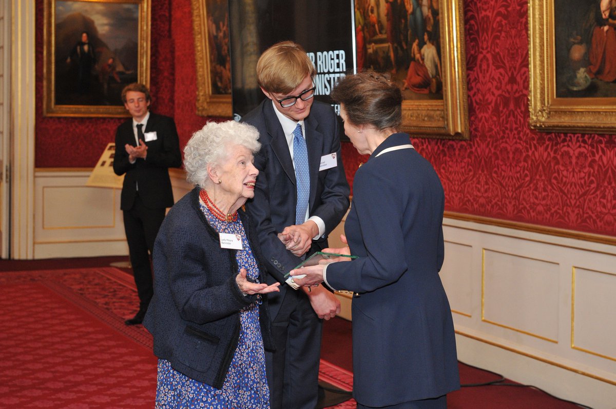 BUCSsport's tweet image. 6⃣ Sir Roger Bannister

One of the most recognisable figures in the history of British running, Sir Roger Bannister, has been inducted into the #BUCSHallOfFame. His wife, Lady Moyra Bannister, and his Grandson, Conrad, were on hand to accept the award

👉 bucs.co/HallOfFame