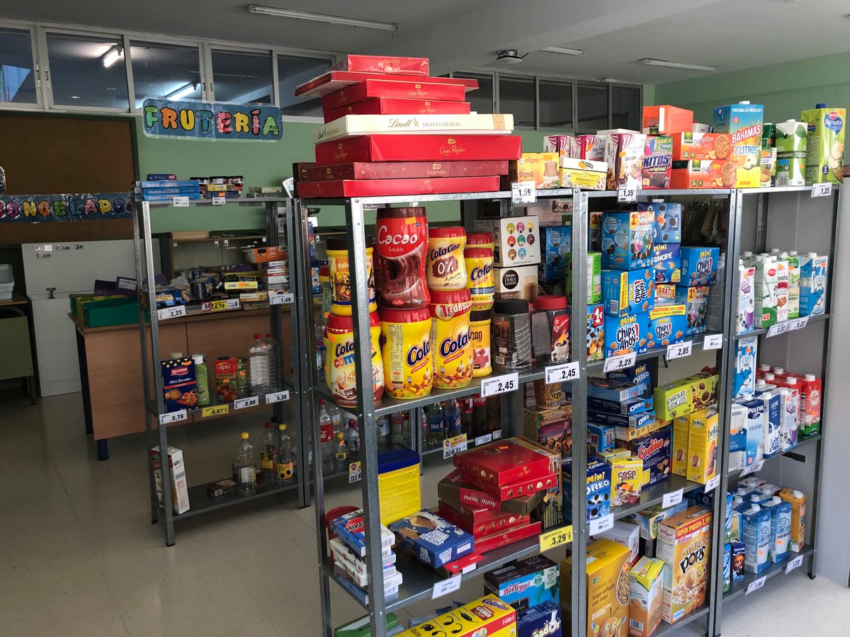 El CEIP Fermín Salvochea cuenta con un completo supermercado en el que el alumnado realiza tareas conectadas con la realidad de la vida cotidiana.