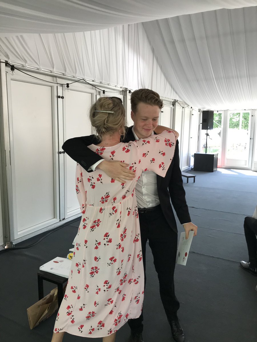 cecrsjo's tweet photo. Betyg, stipendier och kramar 🌸💫#student #studenten2019 #tsgymnasiet #rektor #elprogrammet #industritekniskaprogrammet https://t.co/SDRdhLkzKJ