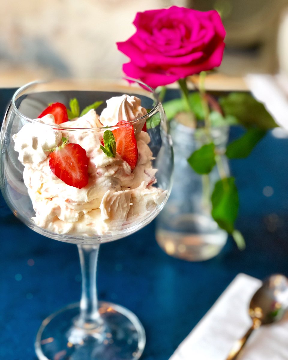 thealbertKT2's tweet photo. 🍓What a classic! Our scrumptious Eton Mess with mini meringues, strawberries and cream is so light and tasty😋 The perfect pudding after Lunch!🍧🍓 #etonmess #perfectpudding #newdishes https://t.co/c3hVVHl49H