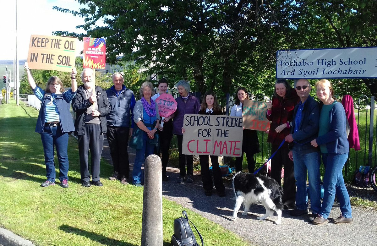 HollyWildChild's tweet photo. Week 21 of my #SchoolStrike4Climate in Fort William. It was a beautiful day and we had a couple of new strikers join us! #FridaysForFuture @GretaThunberg https://t.co/ZcAnwmiViA