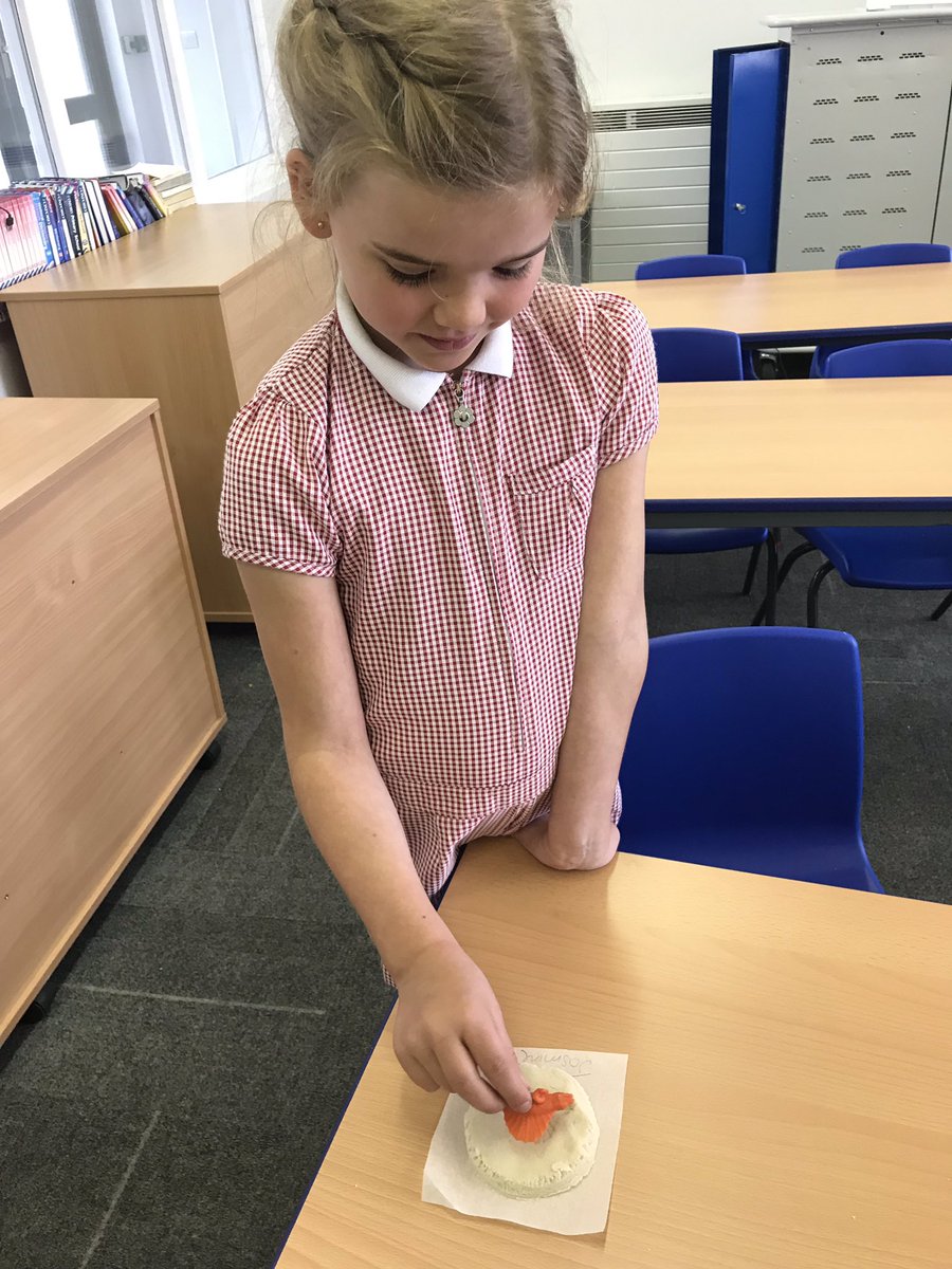 olos_armthorpe's tweet photo. Fantastic Fossil making with Chestnut Class this afternoon 🦖 #funwithfossils @Cornerstonesedu https://t.co/NJehKwCLm9