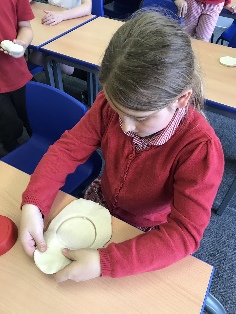 olos_armthorpe's tweet photo. Fantastic Fossil making with Chestnut Class this afternoon 🦖 #funwithfossils @Cornerstonesedu https://t.co/NJehKwCLm9