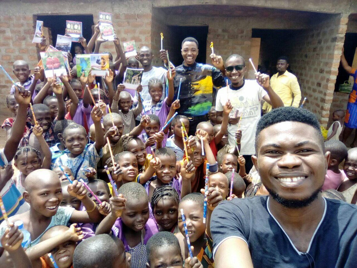 Rot_Mkd_Central's tweet photo. The @Rot_Mkd_Central visited a school for the displaced. donated educational materials and had play time with the kids. https://t.co/YIwcz3LOna