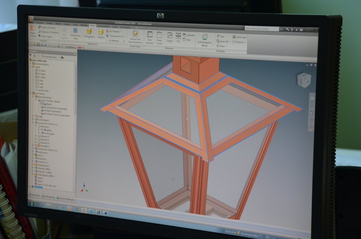 DENOODBV's tweet photo. ONDERTUSSEN IN DE TEKENKAMER | Tekent collega Dominique lantaarns uit in 3D.

Zo kunnen we bijvoorbeeld redelijk eenvoudig onze straatlantaarns in een foto van de huidige situatie plaatsen, zodat u beter kunt visualiseren welk type lantaarn het beste in het straatbeeld past. https://t.co/CT44yiKLOf