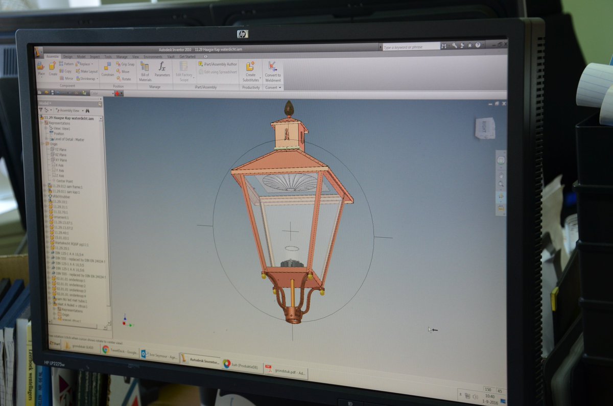 DENOODBV's tweet photo. ONDERTUSSEN IN DE TEKENKAMER | Tekent collega Dominique lantaarns uit in 3D.

Zo kunnen we bijvoorbeeld redelijk eenvoudig onze straatlantaarns in een foto van de huidige situatie plaatsen, zodat u beter kunt visualiseren welk type lantaarn het beste in het straatbeeld past. https://t.co/CT44yiKLOf