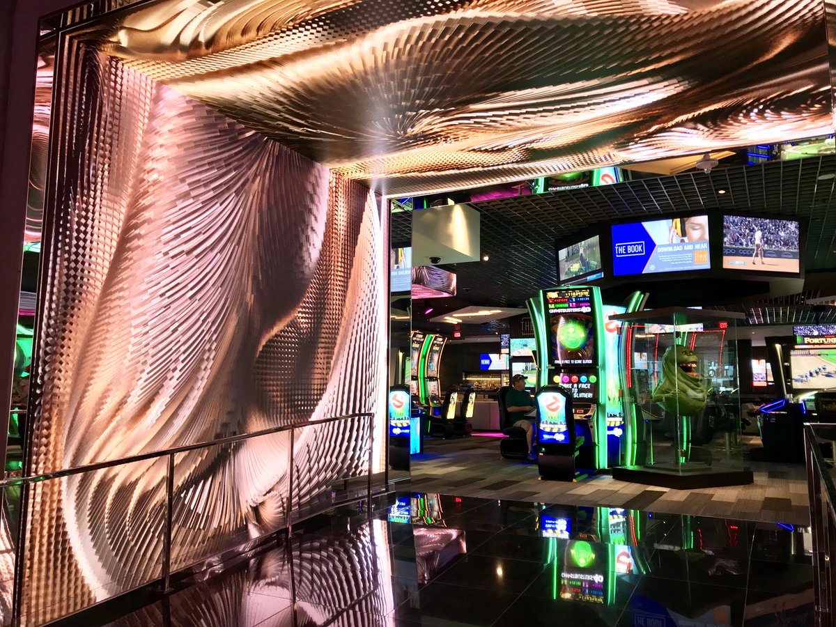 hectormejianews's tweet photo. .@TheLINQ’s new high-tech gaming floor includes 
- Virtual Reality games
- Selfies with sea creatures at the bar
- The world’s first game playing hologram
- Interactive floor to ceiling screens
@8NewsNow #8NN https://t.co/3zTBplJSRW
