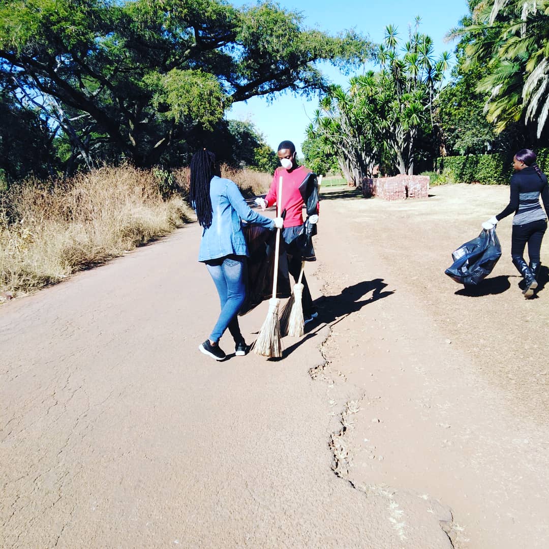 ndasendaservice's tweet photo. #nationalcleanupcampaign

Our team took part in the national clean up campaign by picking up litter around our office at Belgravia.

A litter free environment is our duty.

#zimbabwe
#nationalduty
#fridayfun
#tgif
#advantagehealth 
#cleanZimbabwe
#harare

@checkuo https://t.co/PBrb2CApjK