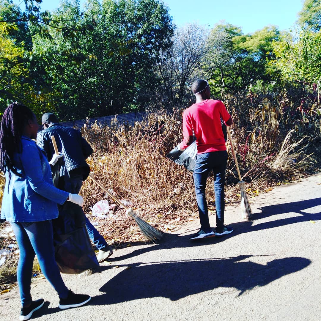 ndasendaservice's tweet photo. #nationalcleanupcampaign

Our team took part in the national clean up campaign by picking up litter around our office at Belgravia.

A litter free environment is our duty.

#zimbabwe
#nationalduty
#fridayfun
#tgif
#advantagehealth 
#cleanZimbabwe
#harare

@checkuo https://t.co/PBrb2CApjK