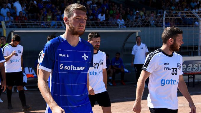 sv98BR's tweet photo. Patrick #Banggaard deixa o @sv98. O zagueiro regressa ao seu país de origem, no #SönderjyskE, Dinamarca. Ambos os clubes concordaram em manter sigilo sobre a transferência.
#Banggaard chegou em janeiro de 2017 aos lírios. Foi emprestado ao Roda JC #Kerkrade e ao #Pafos FC. https://t.co/oSP3cI787u