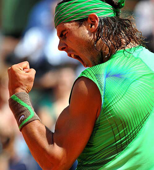 2010MisterChip's tweet photo. Damas y caballeros, les presento al primer humanoide en la historia del tenis que derrota 10 veces a Roger Federer en Grand Slam.

📝 El duelo directo entre ambos está ahora 24-15 para Rafa (10-3 en Grand Slam y 6-0 en Roland Garros). https://t.co/3FmaGPXICY