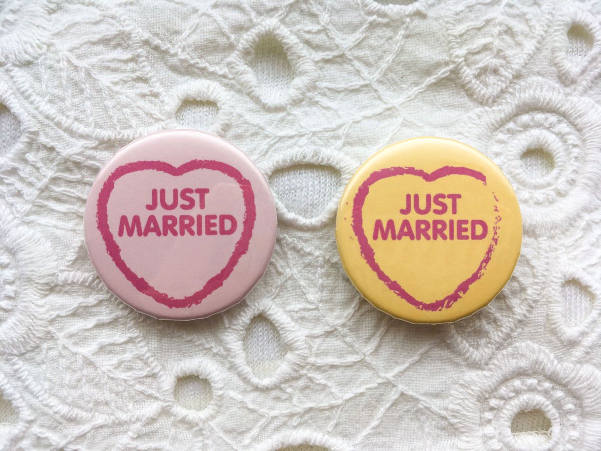LittleGemsPrint's tweet photo. Just married badges for the happy couple to proudly wear after their big day https://t.co/0lU8hLeIsq
#weddinggift #wedding #weddingbadge #newlywed #justmarried #bridegift #bridepin #loveheartssweets #BizHour #friyay #HHLunch #FridayFeeling https://t.co/LSphSJGVfx
