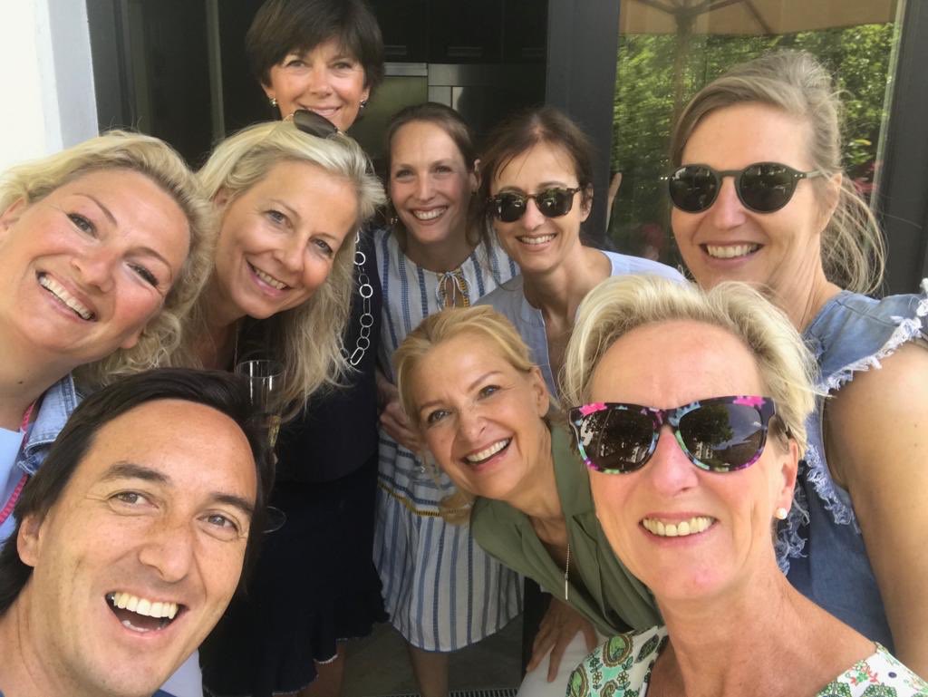 HHbuecherkoffer's tweet photo. Ein Teil des #Teams von coach@school e.V. freut sich beim gemeinsamen #Mittagessen über den #Sieg beim #DeutschenIntegrationspreis und #gratuliert allen anderen Teilnehmern von Herzen! https://t.co/8qaxyQoRTq