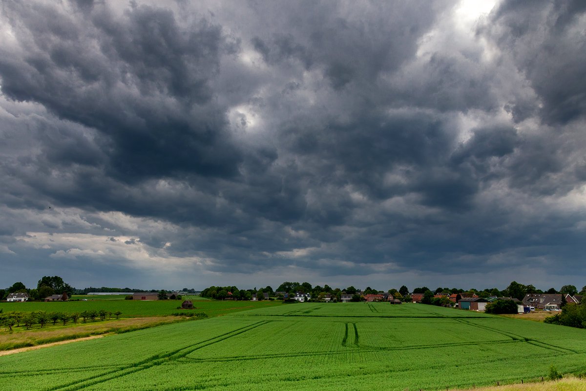 FotoWoudrichem's tweet photo. Ze komen er weer aan... #onweer #cloudpocalypse #onweerdesdoods #Oudendijk #codeoranje https://t.co/21sobbPs2O
