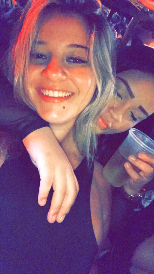 loiraa32's tweet photo. Feliz aniversário 🎊❤️ você merece o mundo e eu amo muito você ❤️ #thayfaz20 #cachaceira #minhaIndiazinha ❤️ @Thaaymendes19 https://t.co/yKnvofJU7T