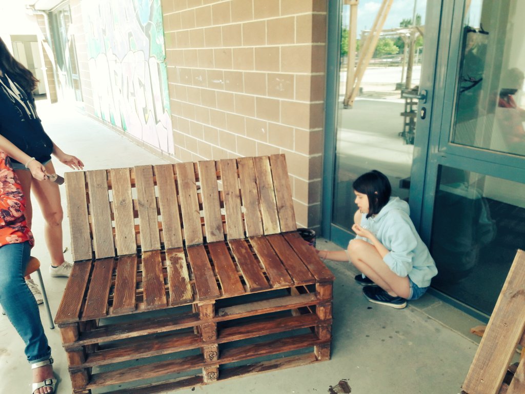 angeles_rguezb's tweet photo. Caravana lectora en marxa (prestatgeries, seients exteriors, jardineres). Serà un plaer seure a llegir al pati! 😊 Poc a poc, va prenent forma #ensagrada #3ESO @INS_Pla_Marcell #projectelecturalpati #projecteaigua https://t.co/4zsChSTXFH