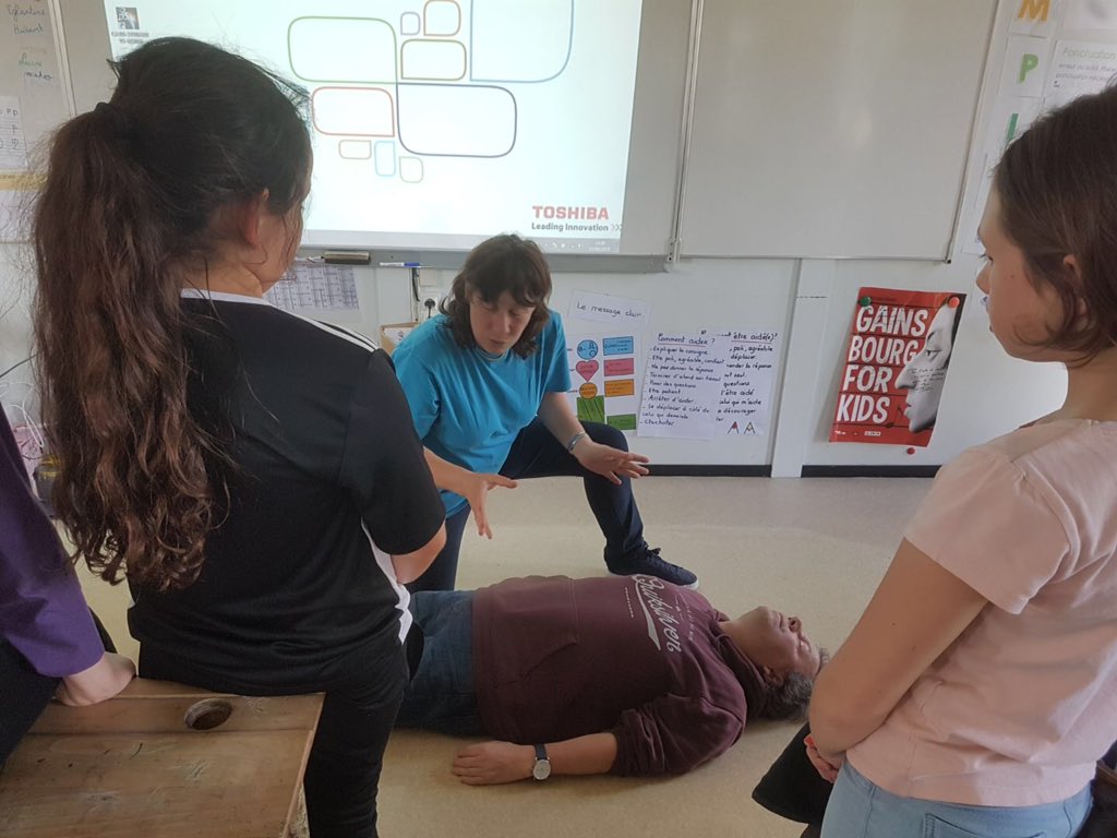 ECrouttes's tweet photo. Apprendre à porter secours. Aujourd'hui les élèves de l école ont appris à effectuer les gestes de premier secours. Merci aux animateurs de cette formation ! https://t.co/E7G4ATXvd8