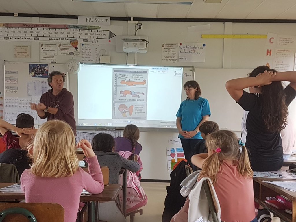 ECrouttes's tweet photo. Apprendre à porter secours. Aujourd'hui les élèves de l école ont appris à effectuer les gestes de premier secours. Merci aux animateurs de cette formation ! https://t.co/E7G4ATXvd8