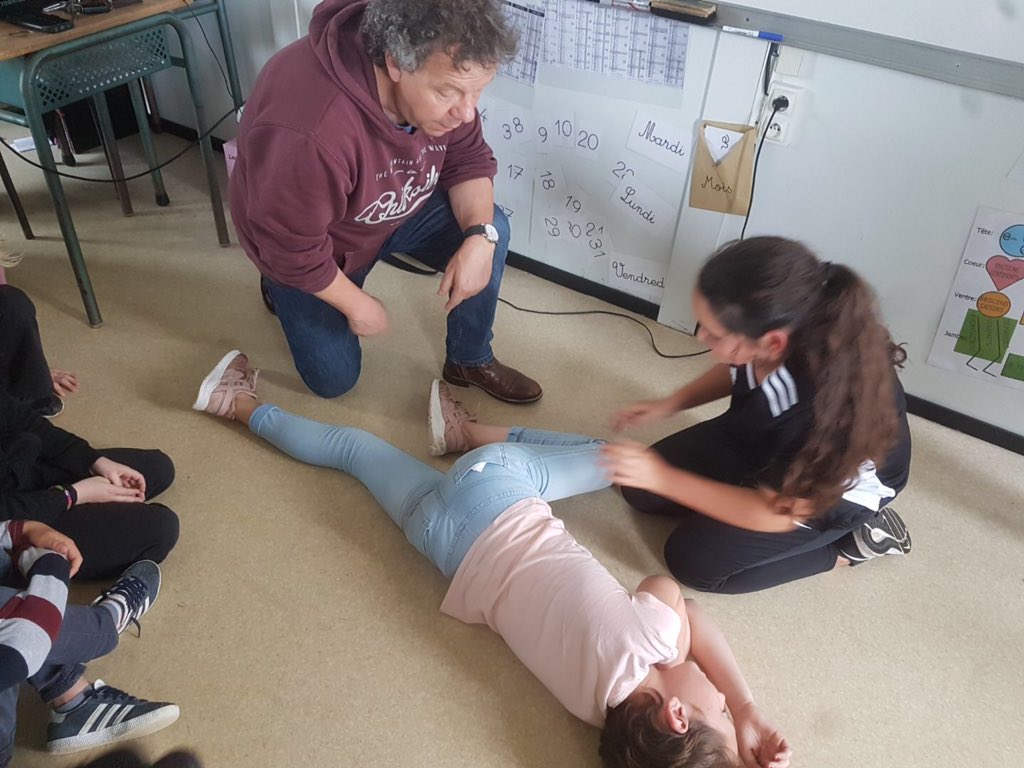 ECrouttes's tweet photo. Apprendre à porter secours. Aujourd'hui les élèves de l école ont appris à effectuer les gestes de premier secours. Merci aux animateurs de cette formation ! https://t.co/E7G4ATXvd8