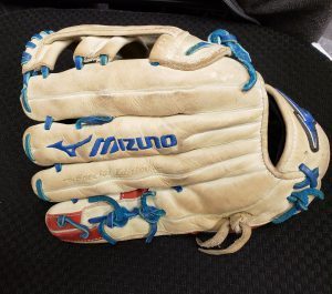 Glove found in Heights Parking Lot prairiepride.org/heights/news/?…