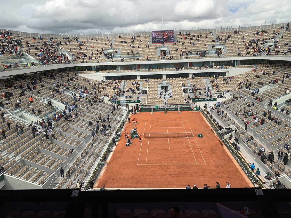 Entrée sur le Chatrier de Dominic Thiem et Novak Djokovic <a href="/rolandgarros/">Roland-Garros</a> !
C’est plein !