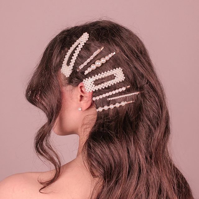 Fermagli ne abbiamo? 💕 
Non amo seguire le tendenze perché omologano troppo le persone, tutte uguali. Ma vado decisamente pazza per questo nuovo trend perlato sui capelli.
A voi piace? 
__________________
#bowofmoon #pearls #hair #haistyle #hairstyle… bit.ly/2EX2avv