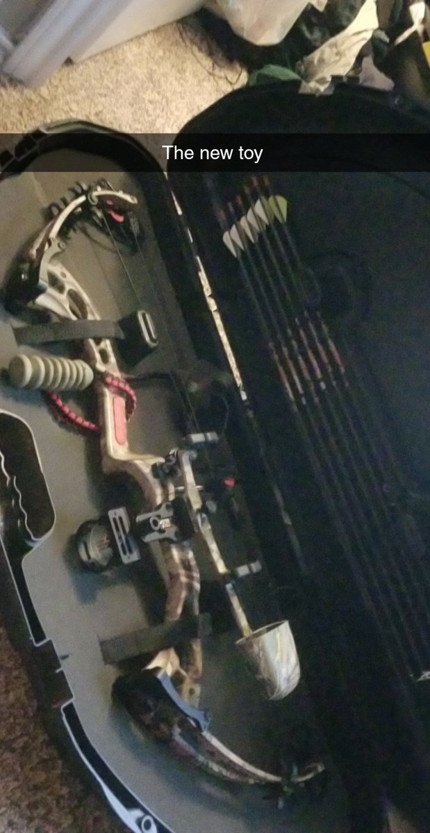 DrinkingHelp's tweet image. Bought this bow yesterday. Haven't shot a bow in years. Time to get adjusted.