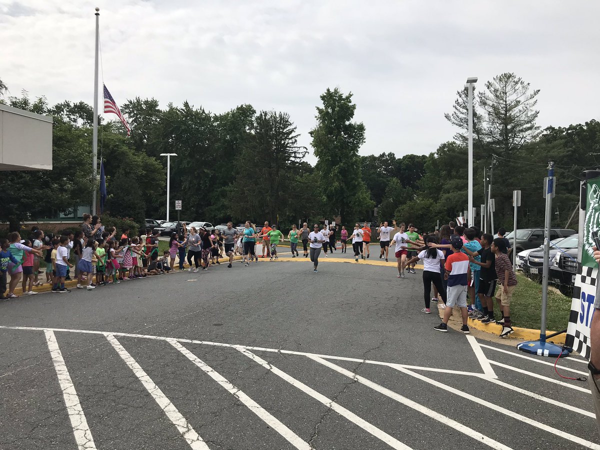 FairhillES's tweet photo. Ellipse Run! #watchusrun https://t.co/KhEz75LEdq