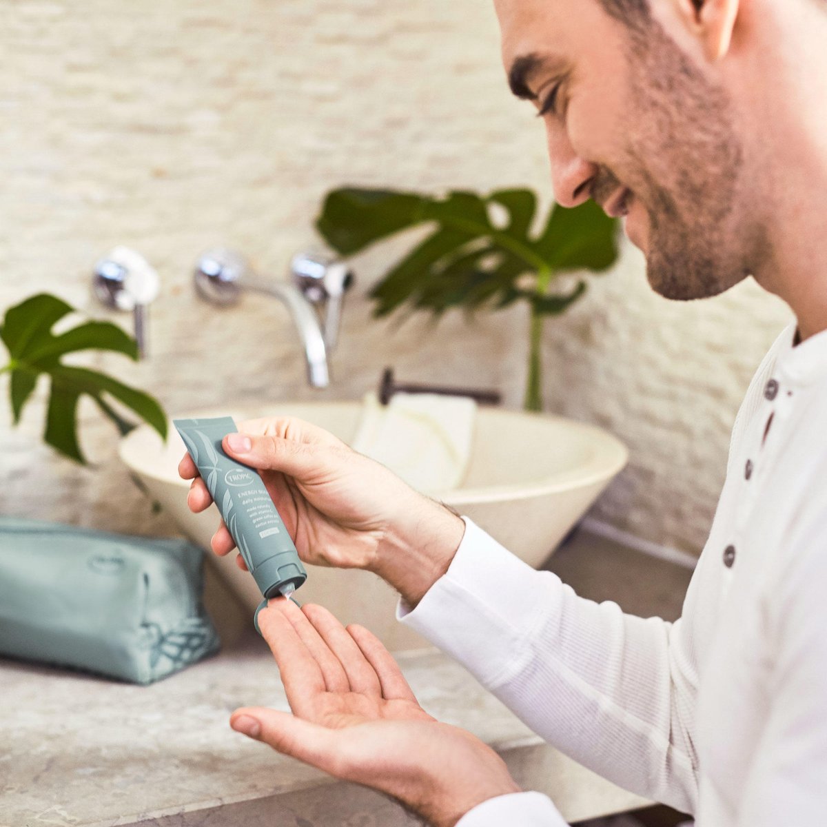 TropicSkincare's tweet photo. Taking care of your skin is important, but it doesn't have to be complicated 🙌

Our Energy Boost Daily Moisturiser https://t.co/IH0qXQzvQ0 is a lightweight, fast-absorbing face cream with a matte finish, making it the perfect moisturiser for shine-free hydration in a hurry 💦 https://t.co/BuD76URPok