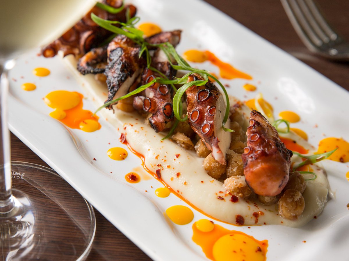 WayneHotel's tweet photo. Join Paramour for Dinner from 3-10pm today or tomorrow and sit outside on the Veranda or relax in the Bistro Bar with your favorite small plates and main courses...
https://t.co/oVvJC6RP24 https://t.co/mhILbUnnoz