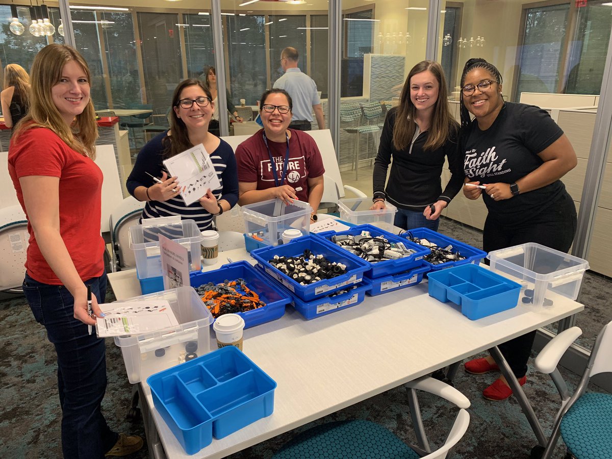 DigiBridgeUS's tweet photo. These volunteers at @CLAconnect are awesome! 💙💚 #claconnect #createopportunities #ReachOurFuture https://t.co/uRZtQmU0Dg