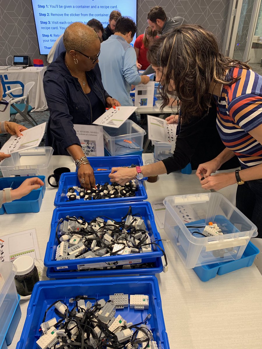 DigiBridgeUS's tweet photo. These volunteers at @CLAconnect are awesome! 💙💚 #claconnect #createopportunities #ReachOurFuture https://t.co/uRZtQmU0Dg