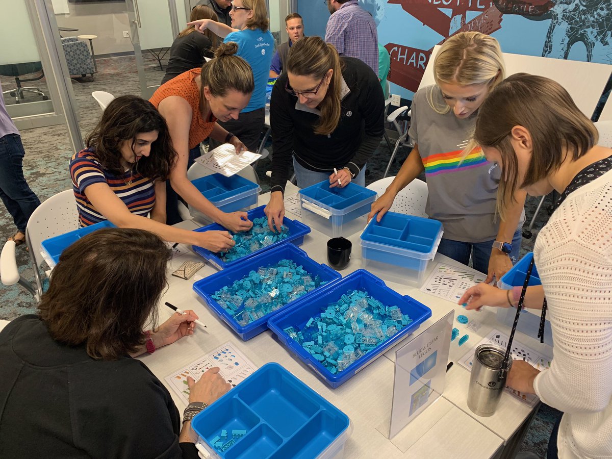 DigiBridgeUS's tweet photo. These volunteers at @CLAconnect are awesome! 💙💚 #claconnect #createopportunities #ReachOurFuture https://t.co/uRZtQmU0Dg
