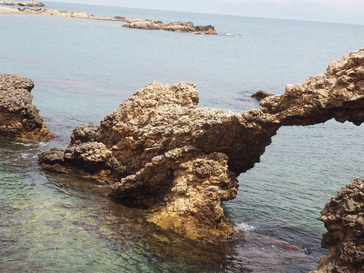 hostalempuries's tweet photo. Empezar el fin de semana aquí, rodeados de agua y entre piedras llenas de historia...
Disfruta de nuestro paraje milenario, ubicado junto a las ruinas greco-romanas de Empúries. https://t.co/dVRrLTVKSp
