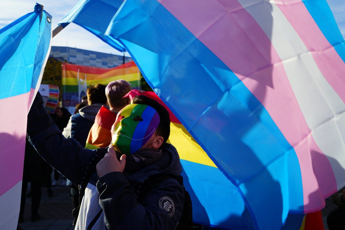 nhc_no's tweet photo. Hva vet vi egentlig om hvordan det er å være skeiv i Tsjetsjenia? Det kan du få svar på når @nhc_no og @Skeivverden inviterer til sofasamtale på #PrideHouse om skeivt mot, kjærlighet og politikk i Tsjetsjenia 18. juni kl 18:00, med bla @AageB i panelet https://t.co/Z64S1fmRTj https://t.co/NLW3V5S482