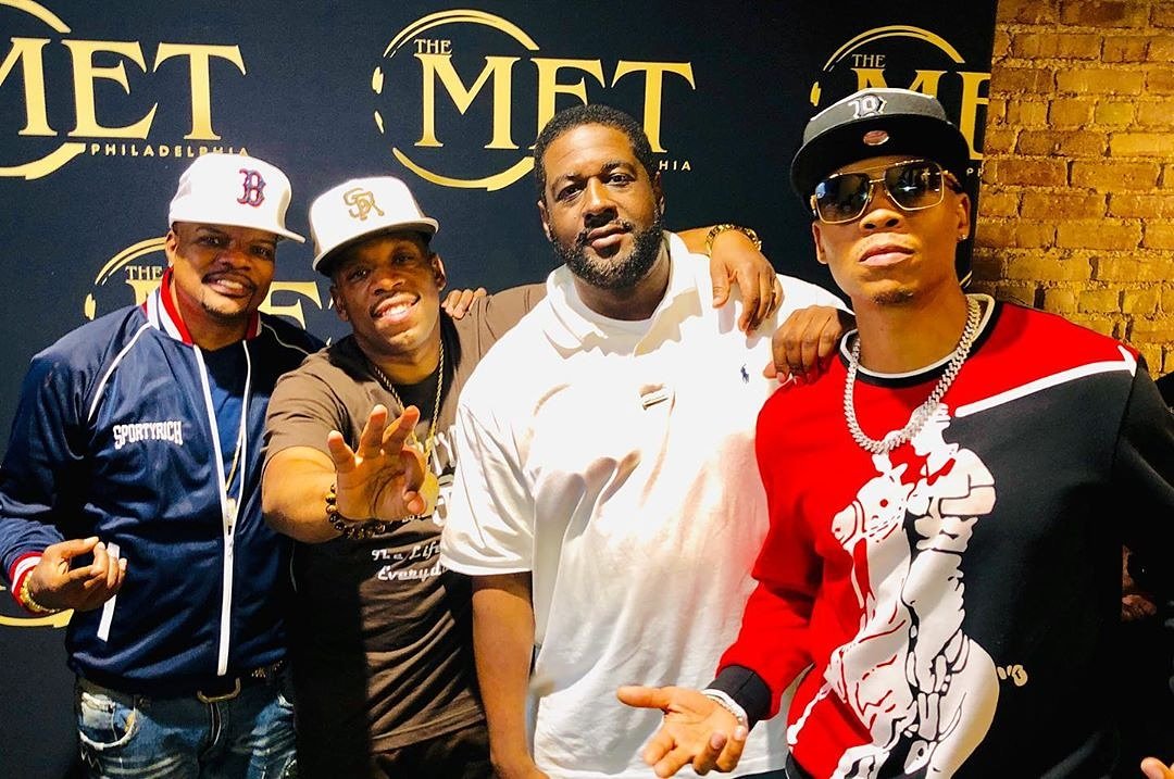 🚨 @vance_debose Swung through the met last night w/ @charliemackfirstout to support the Boston family! Shout to my man <a href="/617mikebiv/">Mike Biv</a> <a href="/bigrondevoe/">Ronald DeVoe</a> <a href="/mrrickybell/">Ricky Bell</a> <a href="/kingbobbybrown/">BOBBY BROWN</a> The brothas set Philly on 🔥🔥🔥A must see show!!!
#fortheloveittour